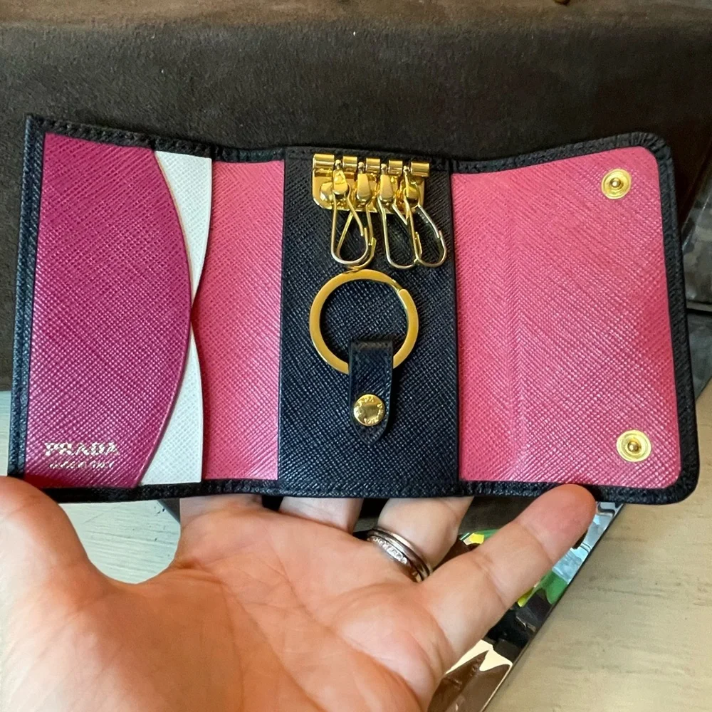 *LIKE NEW* Prada Black Key Case with Saffiano Leather and Gold Logo - Picture 7 of 10